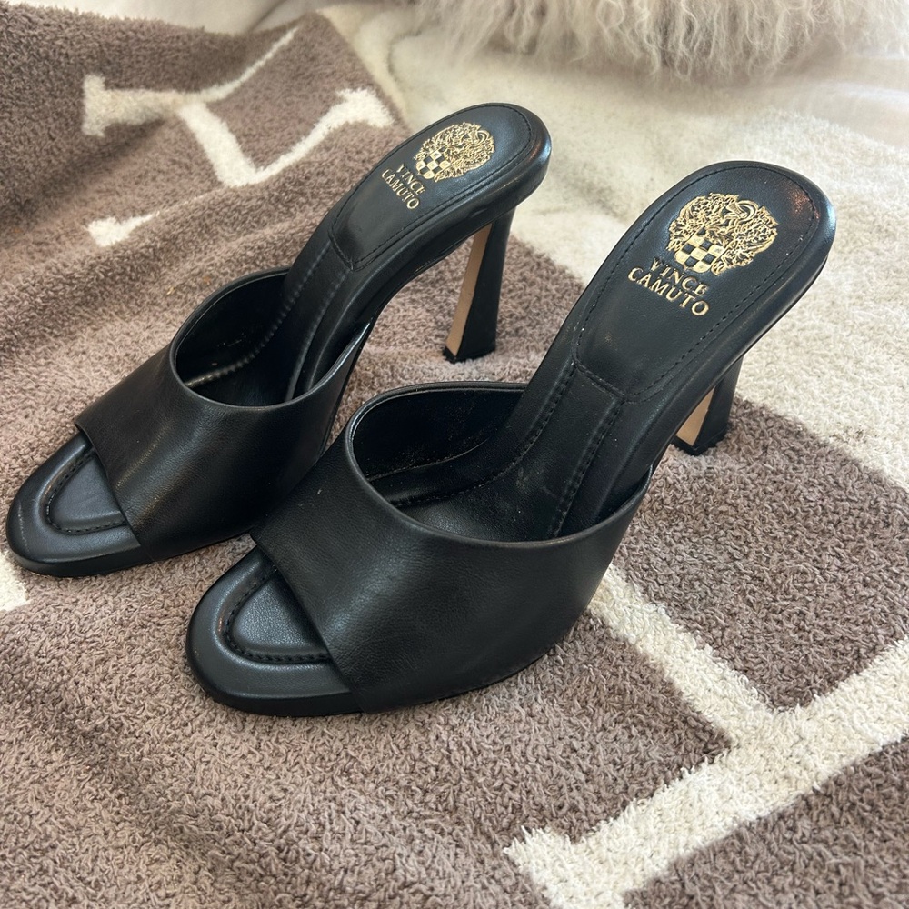 Vince Camuto Black Heeled Sandals with Sleek Design